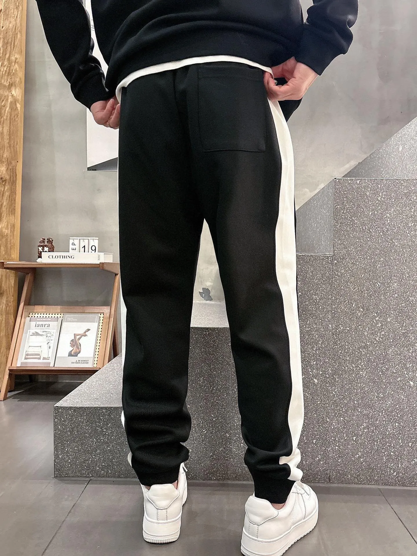 [LV Louis Vuitton] Hot-selling suit is coming. Focus on the original version of the official website. 2025 new hot-selling cardigan and sweatshirt suit. The original order is the best 🇭🇰. It is the meticulous work of top designers. It has a fitting and perfect upper body effect. All-natural high-quality Tencel Roman cotton 100%, close-fitting comfort, noble and elegant! Original hardware embodies elegance and nobility! Counter size: M-3XL (maximum wear up to 190 pounds)